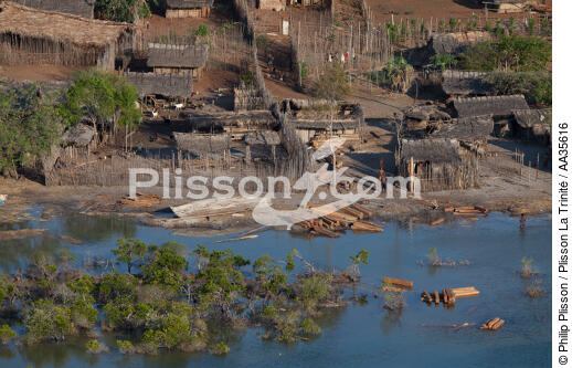 Madagascar North West coast - © Philip Plisson / Plisson La Trinité / AA35616 - Photo Galleries - Village
