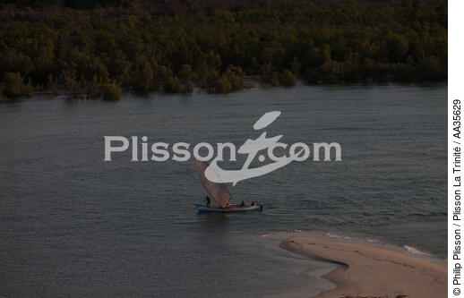 Madagarscar côte Nord Ouest - © Philip Plisson / Plisson La Trinité / AA35629 - Nos reportages photos - Bateau à rames