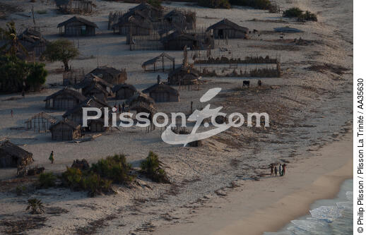Madagarscar côte Nord Ouest - © Philip Plisson / Plisson La Trinité / AA35630 - Nos reportages photos - Village