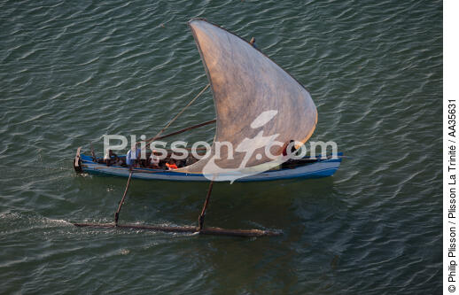 Madagascar North West coast - © Philip Plisson / Plisson La Trinité / AA35631 - Photo Galleries - Rowing boat