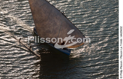 Madagarscar côte Nord Ouest - © Philip Plisson / Plisson La Trinité / AA35632 - Nos reportages photos - Bateau à rames
