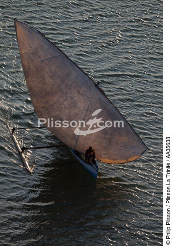 Madagarscar côte Nord Ouest - © Philip Plisson / Plisson La Trinité / AA35633 - Nos reportages photos - Bateau à rames