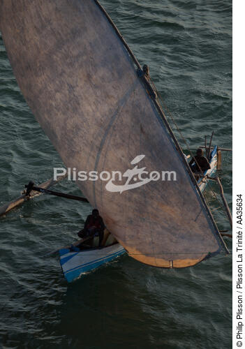 Madagascar North West coast - © Philip Plisson / Plisson La Trinité / AA35634 - Photo Galleries - Rowing boat