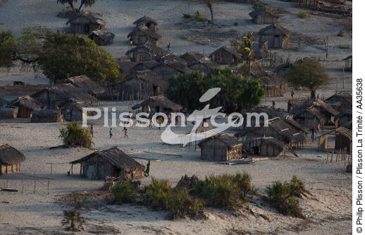 Madagascar North West coast - © Philip Plisson / Plisson La Trinité / AA35638 - Photo Galleries - House