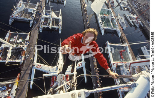 François Boucher dans la mâture de Ker Cadelac - Route du Rhum 1986 - © Philip Plisson / Plisson La Trinité / AA35655 - Nos reportages photos - Trimaran de course