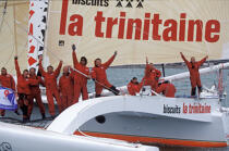 Le trimaran La Trinitaine skippé par Marc Guillemot © Philip Plisson / Plisson La Trinité / AA35676 - Nos reportages photos - Multicoque de course