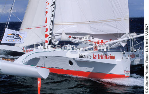 Le trimaran La Trinitaine skippé par Marc Guillemot - © Guillaume Plisson / Plisson La Trinité / AA35677 - Nos reportages photos - Multicoque