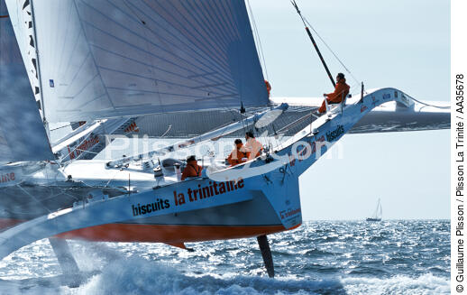 Le trimaran La Trinitaine skippé par Marc Guillemot - © Guillaume Plisson / Plisson La Trinité / AA35678 - Nos reportages photos - Trimaran de course