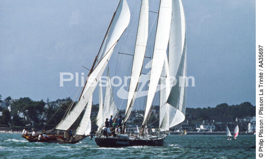 Pen Duick et Pen duick III dans le chenal à la Trinité sur mer - © Philip Plisson / Plisson La Trinité / AA35697 - Nos reportages photos - Pen-Duick