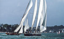 Pen Duick et Pen duick III dans le chenal à la Trinité sur mer © Philip Plisson / Pêcheur d’Images / AA35697 - Nos reportages photos - Yachting
