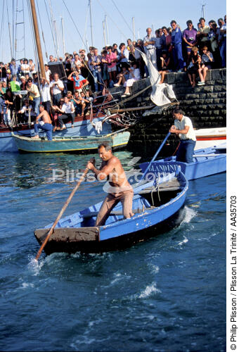 Eric Tabarly sculling during celebrations of August 15 at the Trinité sur mer [AT] - © Philip Plisson / Plisson La Trinité / AA35703 - Photo Galleries - Personality