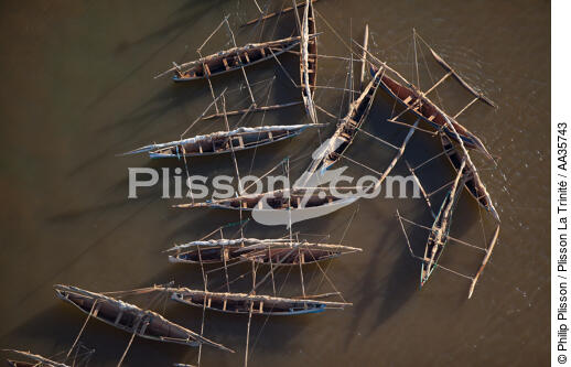 Majunga, côtes Nord Ouest de Madagascar. - © Philip Plisson / Plisson La Trinité / AA35743 - Nos reportages photos - Bateau à rames