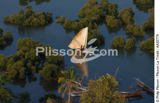 Majunga, North West coast of Madagascar. - © Philip Plisson / Plisson La Trinité / AA35779 - Photo Galleries - Rowing boat