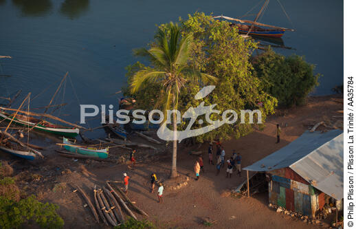 Majunga, côtes Nord Ouest de Madagascar. - © Philip Plisson / Plisson La Trinité / AA35784 - Nos reportages photos - Bateau à rames