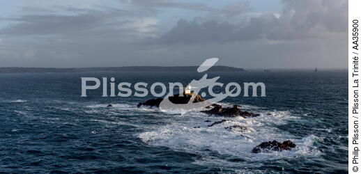 Le phare de Tevennec - © Philip Plisson / Plisson La Trinité / AA35900 - Nos reportages photos - Phares France