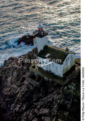 Le phare de Tevennec - © Philip Plisson / Plisson La Trinité / AA35902 - Nos reportages photos - Vertical