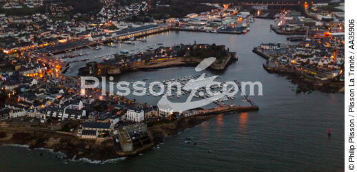 Le port de Concarneau - © Philip Plisson / Plisson La Trinité / AA35906 - Nos reportages photos - Ville [29]