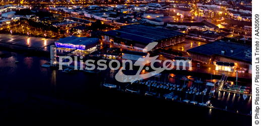The port of Lorient by night - © Philip Plisson / Plisson La Trinité / AA35909 - Photo Galleries - Morbihan