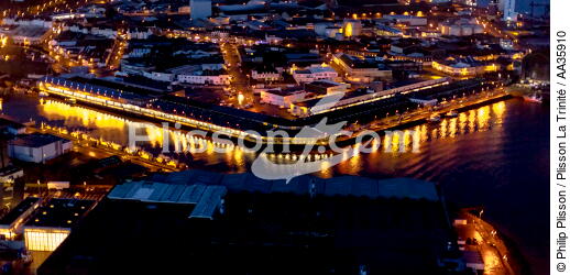 The port of Lorient by night - © Philip Plisson / Plisson La Trinité / AA35910 - Photo Galleries - Moment of the day