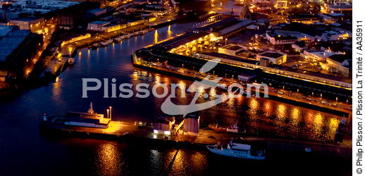 Le port de Lorient de nuit - © Philip Plisson / Plisson La Trinité / AA35911 - Nos reportages photos - Moment de la journée