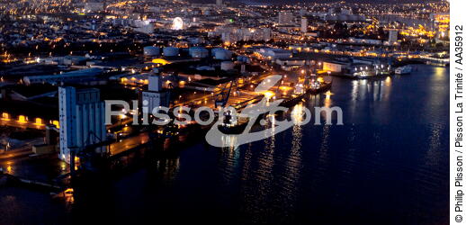 The port of Lorient by night - © Philip Plisson / Plisson La Trinité / AA35912 - Photo Galleries - Morbihan