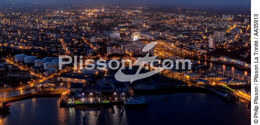 Le port de Lorient de nuit - © Philip Plisson / Plisson La Trinité / AA35913 - Nos reportages photos - Ville [56]