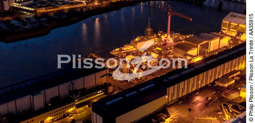 The port of Lorient by night - © Philip Plisson / Plisson La Trinité / AA35915 - Photo Galleries - Morbihan