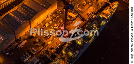The port of Lorient by night - © Philip Plisson / Plisson La Trinité / AA35918 - Photo Galleries - Morbihan
