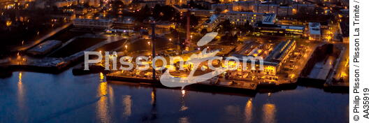 Lorient harbour by night - © Philip Plisson / Plisson La Trinité / AA35919 - Photo Galleries - Lorient