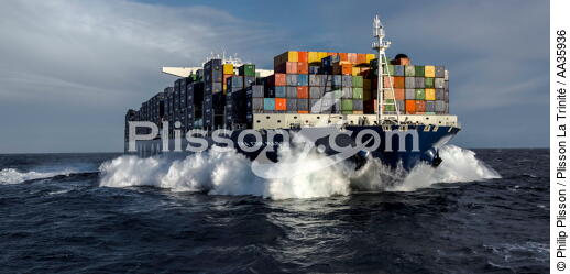 Le porte conteneur Marco Polo - © Philip Plisson / Plisson La Trinité / AA35936 - Nos reportages photos - Le CMA CGM Marco Polo