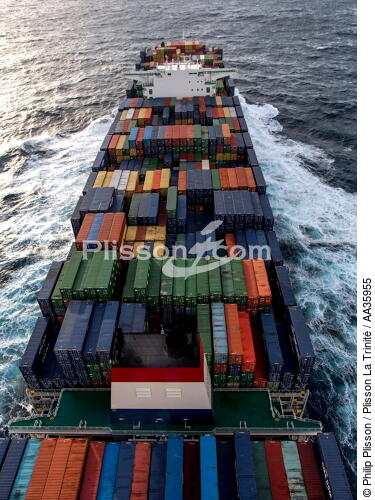 The container door Marco Polo - © Philip Plisson / Plisson La Trinité / AA35955 - Photo Galleries - Maritime transport