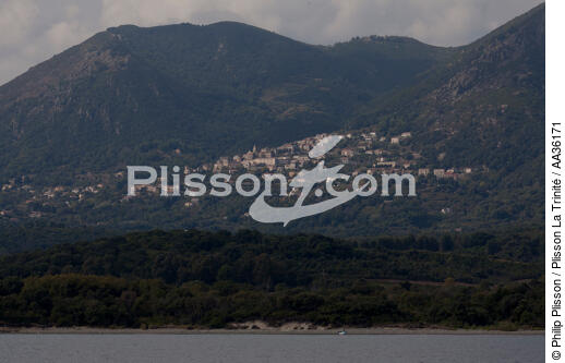 La côte Corse entre Bastia et Solenzara - © Philip Plisson / Plisson La Trinité / AA36171 - Nos reportages photos - La France vue de la mer