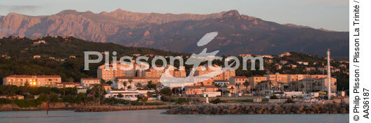 La côte Corse entre Bastia et Solenzara - © Philip Plisson / Plisson La Trinité / AA36187 - Nos reportages photos - Construction