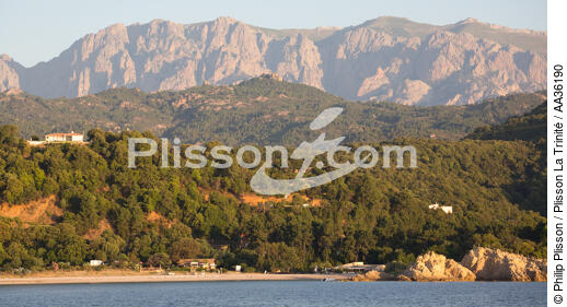 La côte Corse entre Bastia et Solenzara - © Philip Plisson / Plisson La Trinité / AA36190 - Nos reportages photos - Plage