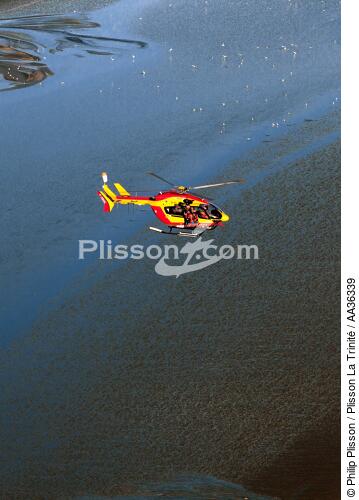 Hélicoptère de la sécurité civile en baie du Mont Saint-Michel - © Philip Plisson / Plisson La Trinité / AA36339 - Nos reportages photos - Vertical