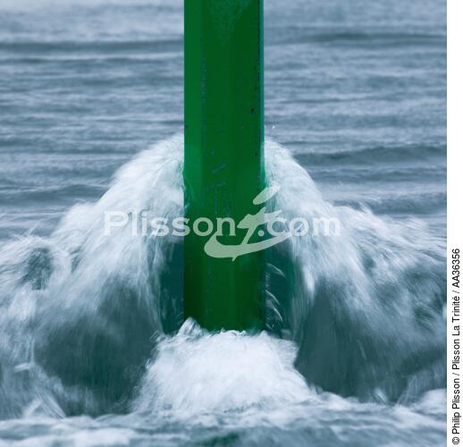 Input current of the Gulf of Morbihan - © Philip Plisson / Plisson La Trinité / AA36356 - Photo Galleries - Buoys and beacons