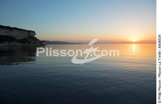 Santa Manza gulf, Corsica - © Philip Plisson / Plisson La Trinité / AA36534 - Photo Galleries - Sun
