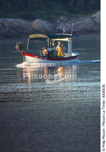 Golfe de Santa Manza, Corse - © Philip Plisson / Plisson La Trinité / AA36536 - Nos reportages photos - Bateau de pêche