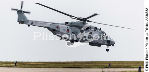 La flottille 33F - © Philip Plisson / Plisson La Trinité / AA36552 - Nos reportages photos - Hélicoptère militaire