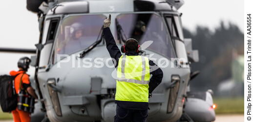 La flottille 33F - © Philip Plisson / Plisson La Trinité / AA36554 - Nos reportages photos - Hélicoptère militaire