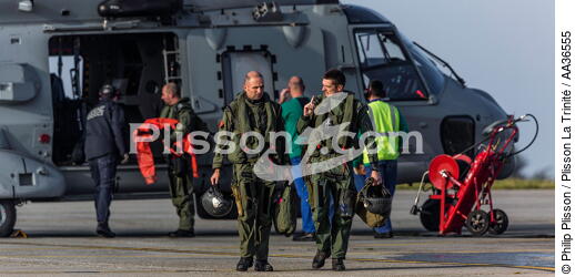 La flottille 33F - © Philip Plisson / Plisson La Trinité / AA36555 - Nos reportages photos - Hélicoptère militaire