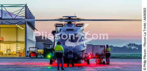 La flottille 33F - © Philip Plisson / Plisson La Trinité / AA36563 - Nos reportages photos - Hélicoptère militaire