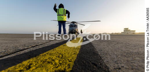 La flottille 33F - © Philip Plisson / Plisson La Trinité / AA36565 - Nos reportages photos - Hélicoptère militaire
