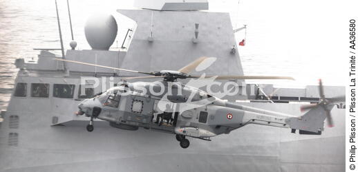 La flottille 33F - © Philip Plisson / Plisson La Trinité / AA36580 - Nos reportages photos - Hélicoptère militaire