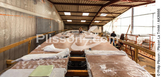 Restauration du 12 mètres JI France au chantier naval de Vilaine à Arzal. - © Philip Plisson / Plisson La Trinité / AA36666 - Nos reportages photos - Ville [56]