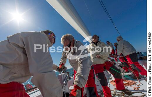 Manoeuvre à bord du 12 mètres JI France - © Philip Plisson / Plisson La Trinité / AA36680 - Nos reportages photos - Monocoque de course