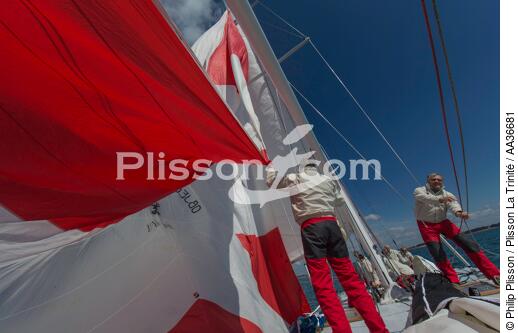 Manoeuvre à bord du 12 mètres JI France - © Philip Plisson / Plisson La Trinité / AA36681 - Nos reportages photos - 12 M JI