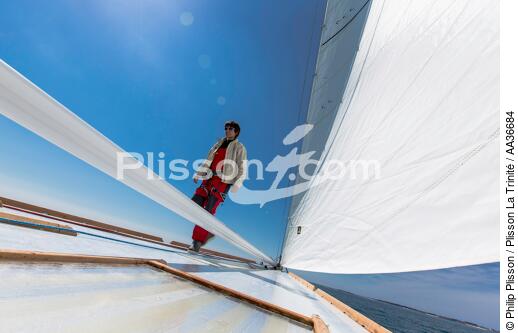 Manoeuvre à bord du 12 mètres JI France - © Philip Plisson / Plisson La Trinité / AA36684 - Nos reportages photos - 12 M JI