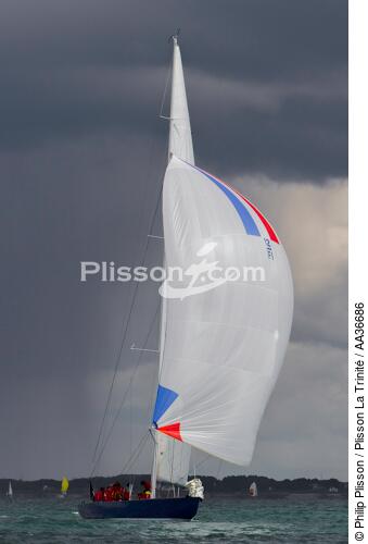 Le 12 mètres JI France en baie de Quiberon - © Philip Plisson / Plisson La Trinité / AA36686 - Nos reportages photos - Vertical