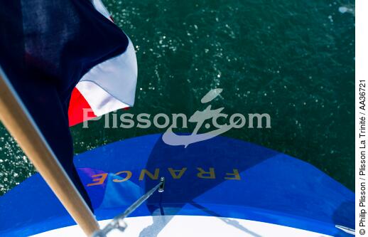 Le 12 mètres JI France en baie de Quiberon - © Philip Plisson / Plisson La Trinité / AA36721 - Nos reportages photos - Vue aérienne